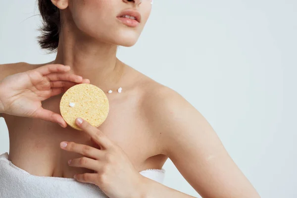 Pretty brunette sponge hygiene shower clean skin — стоковое фото