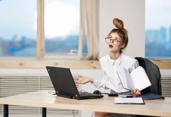 Secretária mulher mesa de trabalho laptop tecnologia profissional — Fotografia de Stock