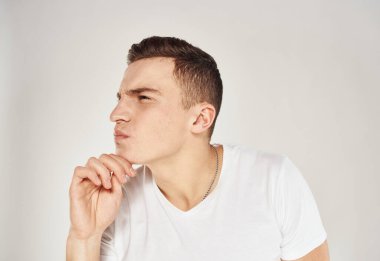 Erkek şaşkın görünüm yüz kolları model beyaz tişört