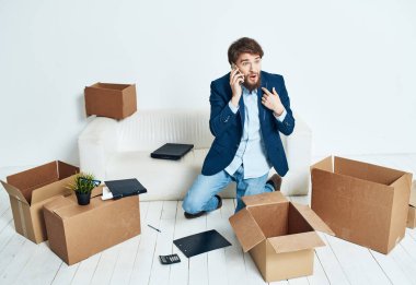 Müdür telefon kulübesinde konuşuyor. Resmi bir memurun duygularını açıyor.