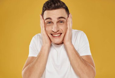 Adam sarı arka planda güler, sevinç duyguları, neşe