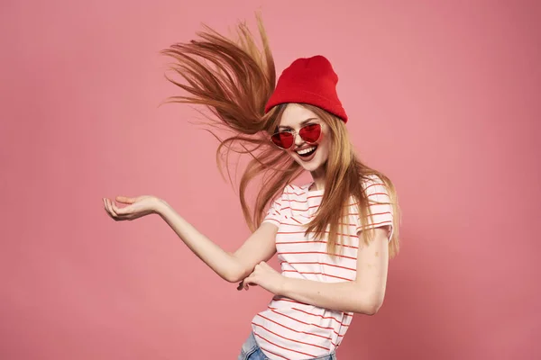 Emoções alegres mulher estilo de vida glamour roupas de moda fundo rosa — Fotografia de Stock