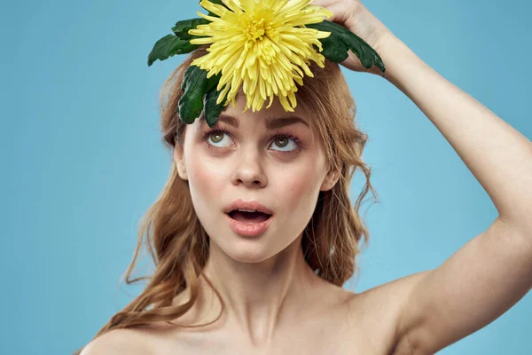 Gyönyörű meztelen nő vállak sárga virág báj kék háttér — Stock Fotó