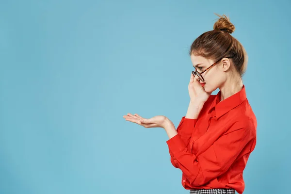 Geschäftsfrau rot Hemd elegant Stil Sekretärin Arbeit Emotionen blau Hintergrund — Stockfoto