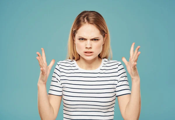 Mulher emocional gesticulando com as mãos Gritando irritabilidade estresse — Fotografia de Stock