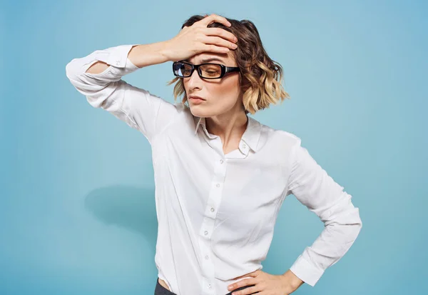 Frau Modell in weißem Hemd gestikuliert mit Händen Emotionen und Stress blauer Hintergrund — Stockfoto