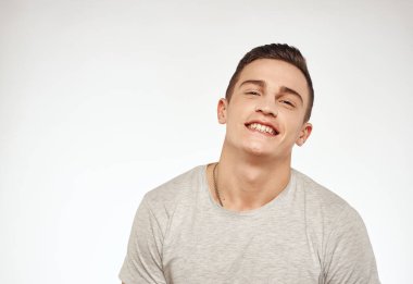 Neşeli, yakışıklı adam gri tişörtlü, kırpık manzaralı.