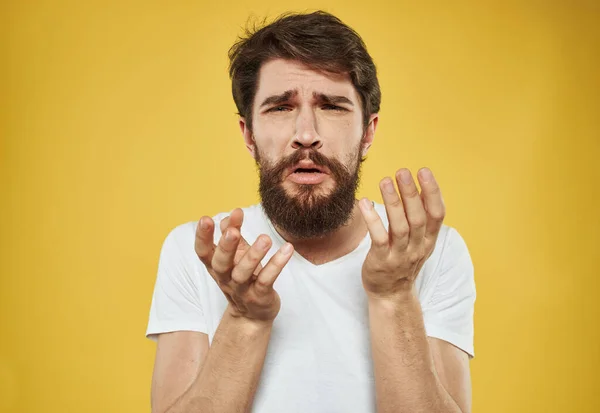 Emoties model prikkelbaarheid triest gezicht geel achtergrond man — Stockfoto