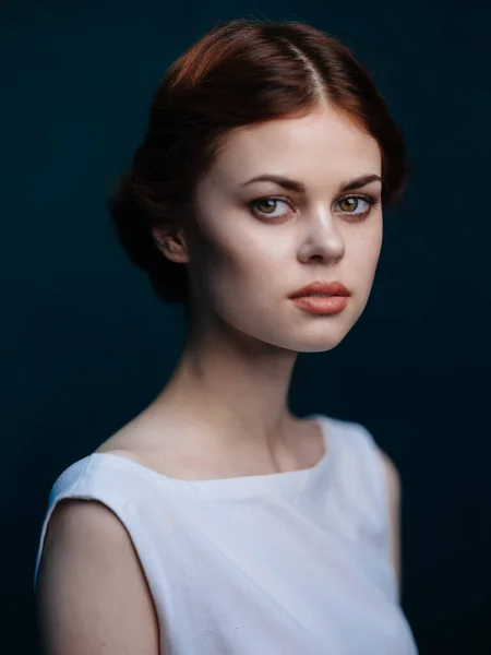 Привлекательная женщина рыжие волосы белое платье модель прически — стоковое фото