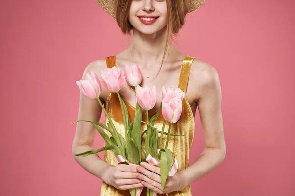 Mujer con ramo de flores día de la mujer 8 marzo fondo rosa — Foto de Stock