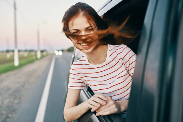 Γυναίκα σε ριγέ t-shirt κόκκινο μαλλιά αυτοκίνητο παράθυρο σαλόνι μοντέλο — Φωτογραφία Αρχείου