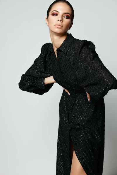 Brunett sida blick svart klänning glamour mode — Stockfoto