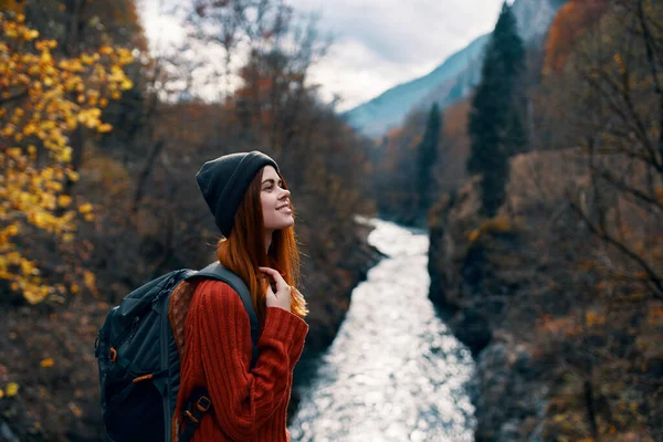 Turista soleado cerca de las montañas del río paisaje bosque de otoño —  Fotos de Stock