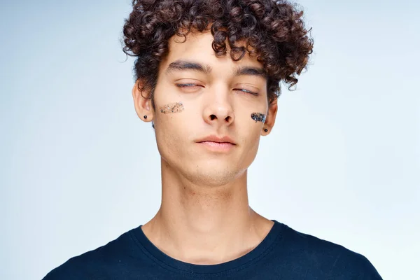 Uomo emotivo con capelli ricci cosmetici cura della pelle primo piano — Foto Stock