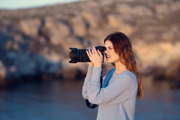 自然の岩の山の上にカメラを持つ女性観光客旅行の専門家 — ストック写真
