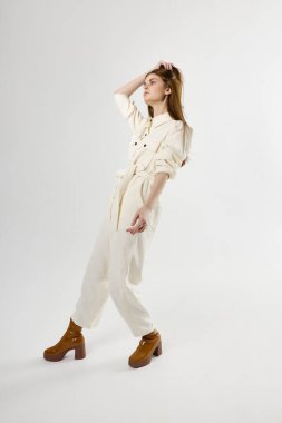 Moda elbiseli güzel bir kadın stüdyosunu boydan boya tutuyor.