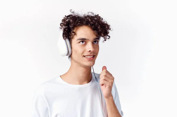 Vrolijke man met krullend haar in hoofdtelefoon luistert naar muziek emoties — Stockfoto