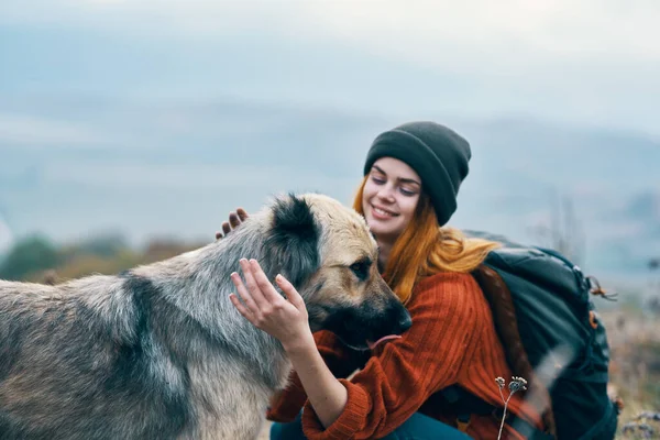女游客拥抱狗自然旅行友谊 — 图库照片