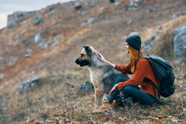 Mujer alegre turista junto a un perro amistad montañas paisaje —  Fotos de Stock