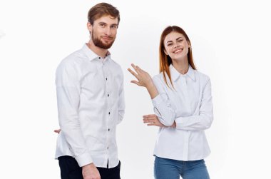 Beyaz gömlekli adam ve güzel kadın iletişim arkadaşları aile personeli.