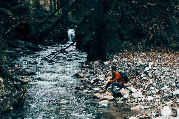 Vrouw met rugzak en herfst landschap bergen bos helder water rivier — Stockfoto