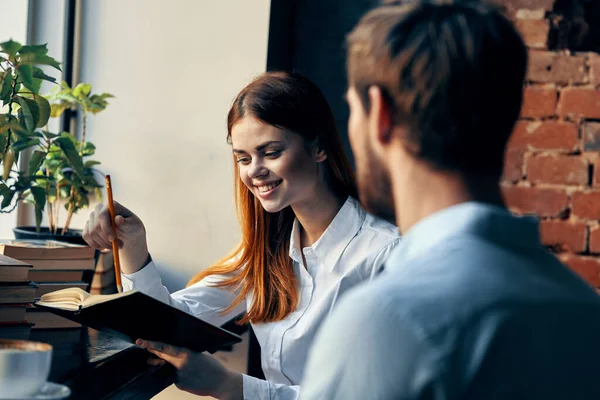 Hombre y mujer trabajo colegas estilo de vida finanzas — Foto de Stock