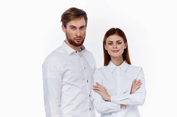 Modne mężczyźni i kobiety w tych samych koszulach na lekkim tle komunikacji znajomych — Zdjęcie stockowe