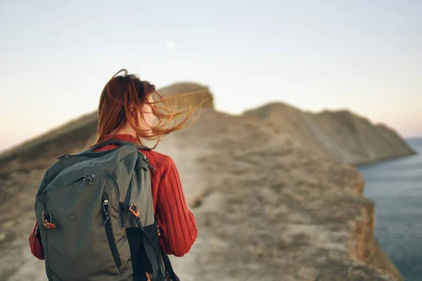 Frau reist in den Bergen im Freien Abenteuer Meer frische Luft Sonnenuntergang Landschaft — Stockfoto