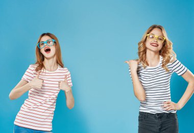 İki çizgili tişörtlü kız arkadaş moda duyguları iletişim çatışması yaşıyor.