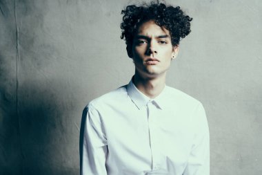 Gömlekli, kıvırcık saçlı modern stil stüdyo müdürü.