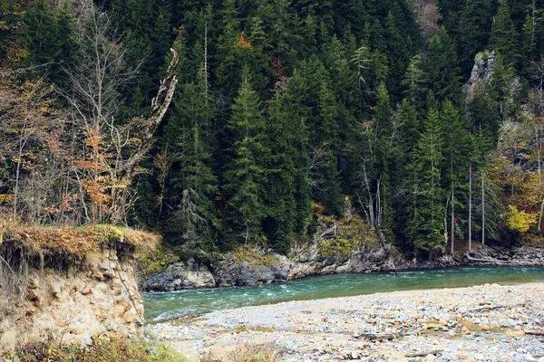 Βουνά ποταμός τοπίο φθινόπωρο ταξίδια ομορφιά Καθαρός αέρας — Φωτογραφία Αρχείου