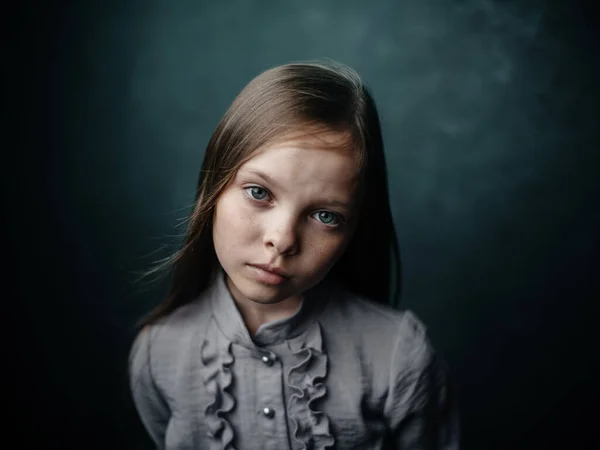 Retrato vintage de uma menina em um vestido em um fundo escuro bela face recortada vista — Fotografia de Stock