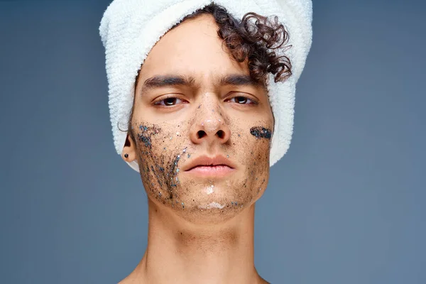 Man met een handdoek op zijn hoofd cosmetica huidverzorging close-up — Stockfoto