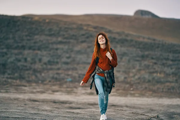 Žena pěší turistka v přírodě v horách čerstvý vzduch životní styl — Stock fotografie