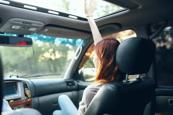 Женщина с открытым окном на переднем сиденье автомобиля жестикулируя руками салон интерьера попутчика — стоковое фото