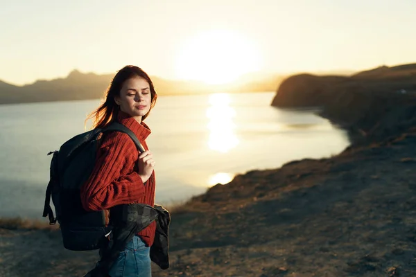 Touristin mit Rucksack Landschaft Sonnenuntergang Reise — Stockfoto