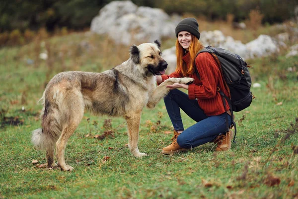 Mulher caminhante mochila viagem amizade andando o cão divertido montanhas — Fotografia de Stock