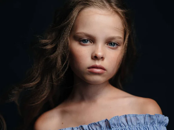 Chica de moda en un vestido de sol sobre un fondo oscuro pelo rizado ojos azules — Foto de Stock