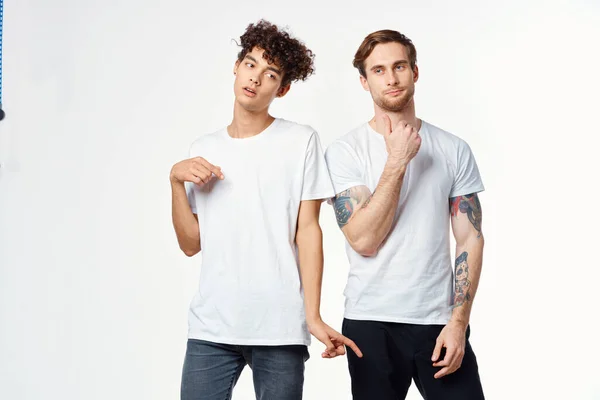 Dos amigos alegres en camisetas se paran lado a lado —  Fotos de Stock