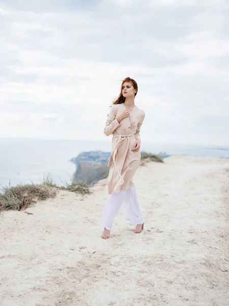Γυναίκα φορώντας ελαφρά ρούχα σε πλήρη ανάπτυξη στη φύση και άμμο παπούτσια μοντέλο — Φωτογραφία Αρχείου