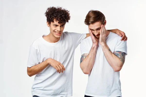우정의 감정 옆에 하얀 티셔츠를 입은 두 남자 — 스톡 사진