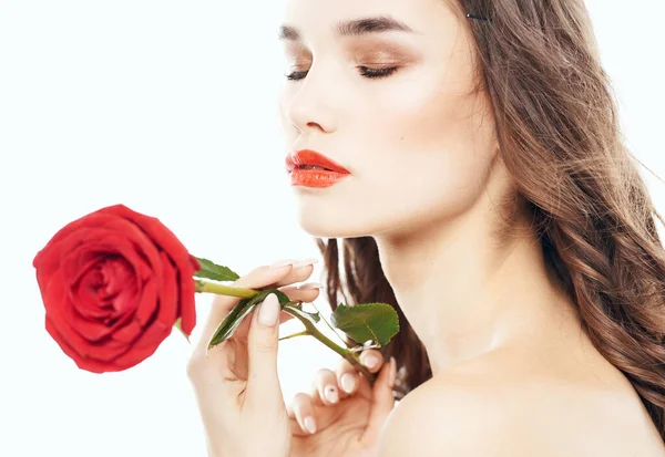 Romantikus nő piros virágzó virágok közelében arc kivágott kilátás barna smink — Stock Fotó