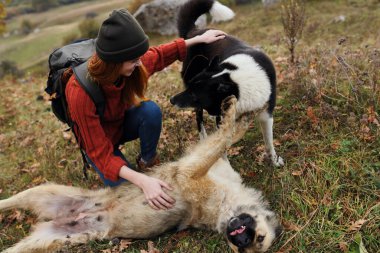 Sırt çantalı bir kadın yürüyüşçü köpek gezisi eğlencelidir.