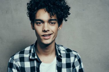 Ekose gömlekli neşeli adam duygularıyla manzara modasına girdi.