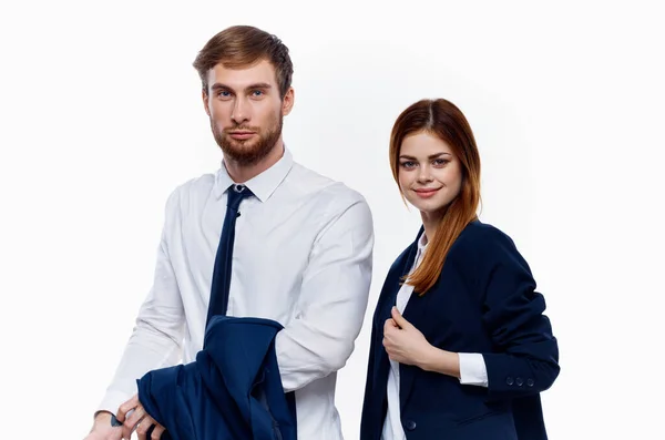 Homem e mulher de ternos estão de pé ao lado de colegas de trabalho financiar escritório luz de fundo — Fotografia de Stock