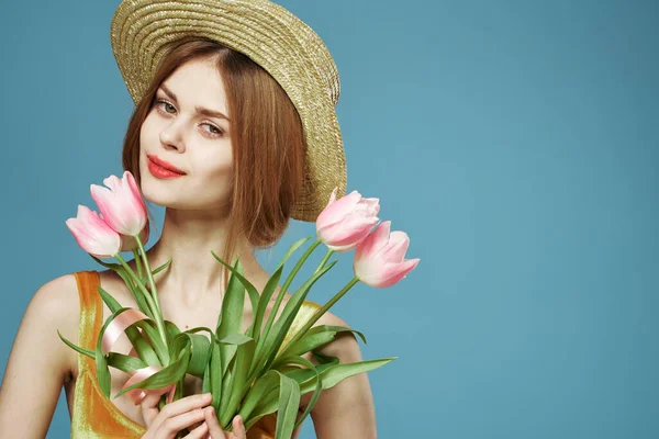 Mulher alegre em buquê chapéu de flores elegância estúdio de luxo vista cortada — Fotografia de Stock