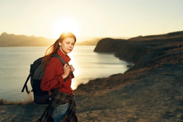 Wanderin Sonnenuntergang Horizont felsige Berge frische Luft — Stockfoto