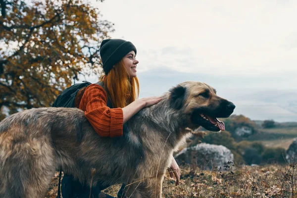 Vrouw toerist spelen met hond buiten plezier reizen vriendschap — Stockfoto