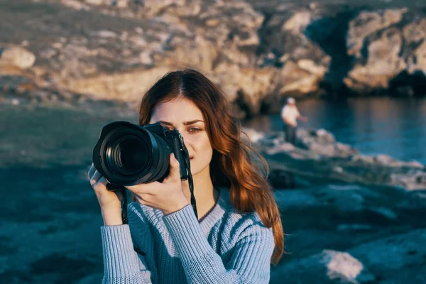 Kobieta turysta fotograf profesjonalny krajobraz skaliste góry natura — Zdjęcie stockowe