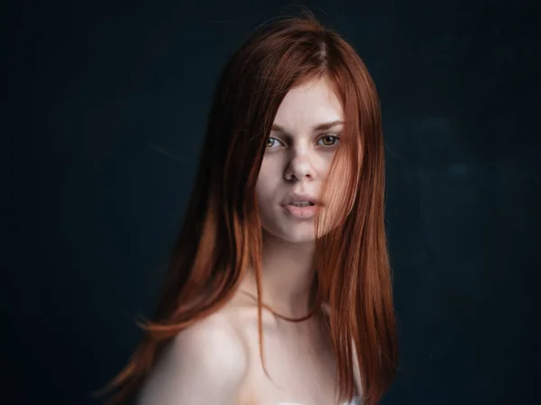 Sexy ženy zrzavé vlasy obnažené ramena tmavé pozadí model — Stock fotografie